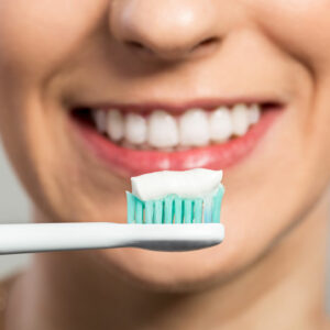 4 risks of whitening teeth at home